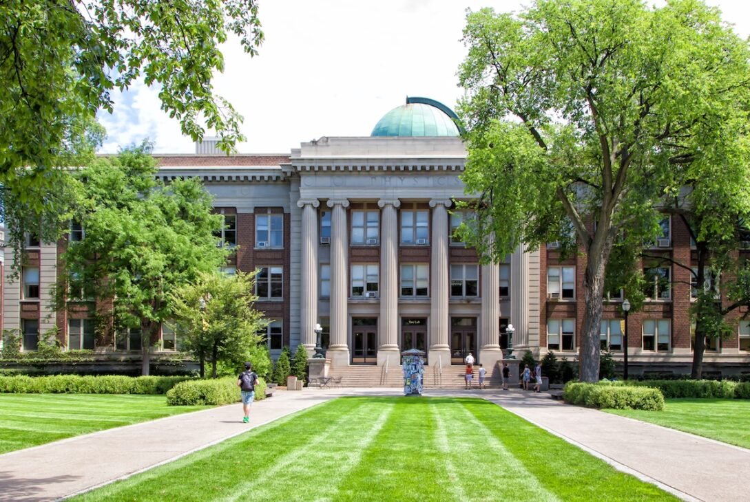 why-is-college-so-expensive?-5-forces-behind-rising-tuition-costs