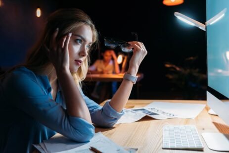 53%-of-college-students-feel-pressured-by-social-media-to-overspend
