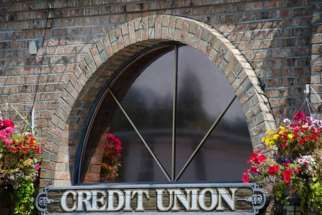 credit-union-student-loans:-guide-to-direct-vs.-partner-programs