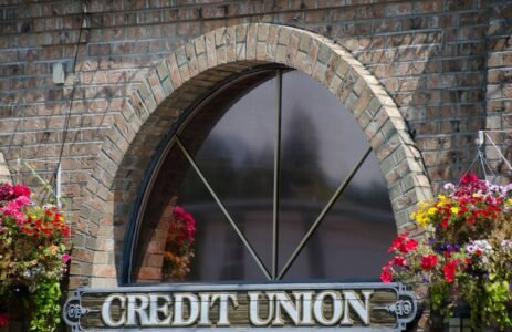 credit-union-student-loans:-guide-to-direct-vs.-partner-programs