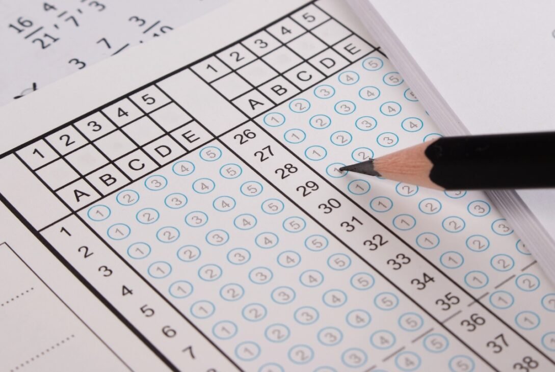 surgeon-general-warns-on-kids’-screen-time,-urges-schools-to-return-to-pen-and-paper