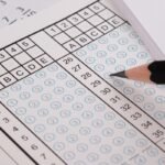 surgeon-general-warns-on-kids’-screen-time,-urges-schools-to-return-to-pen-and-paper