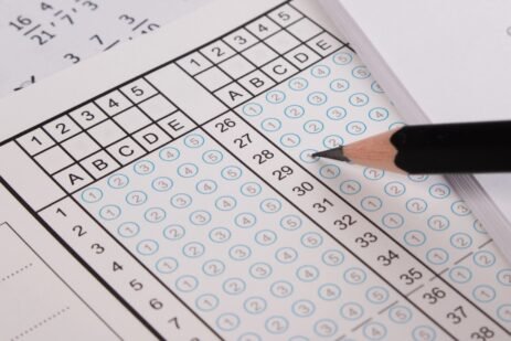 surgeon-general-warns-on-kids’-screen-time,-urges-schools-to-return-to-pen-and-paper